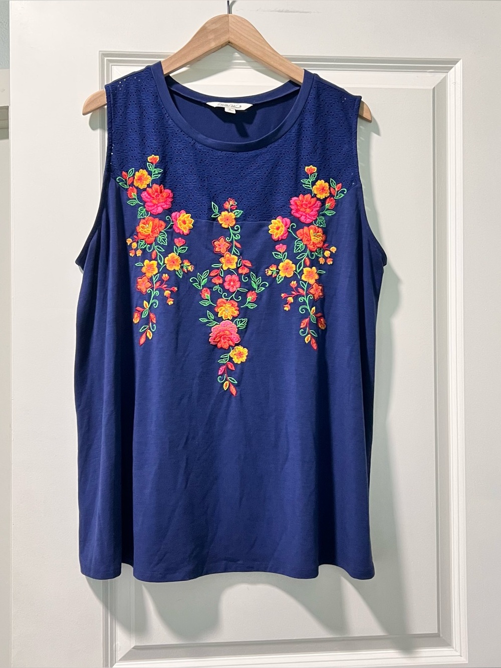 Pioneer Woman Women’s Blue Tank Top Size XL Floral Embroidered Sleeveless